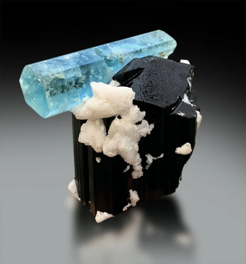 Double terminated aquamarine crystal, macro detail
Schorl crystal on aquamarine specimen, side view
Aquamarine with black schorl, front angle