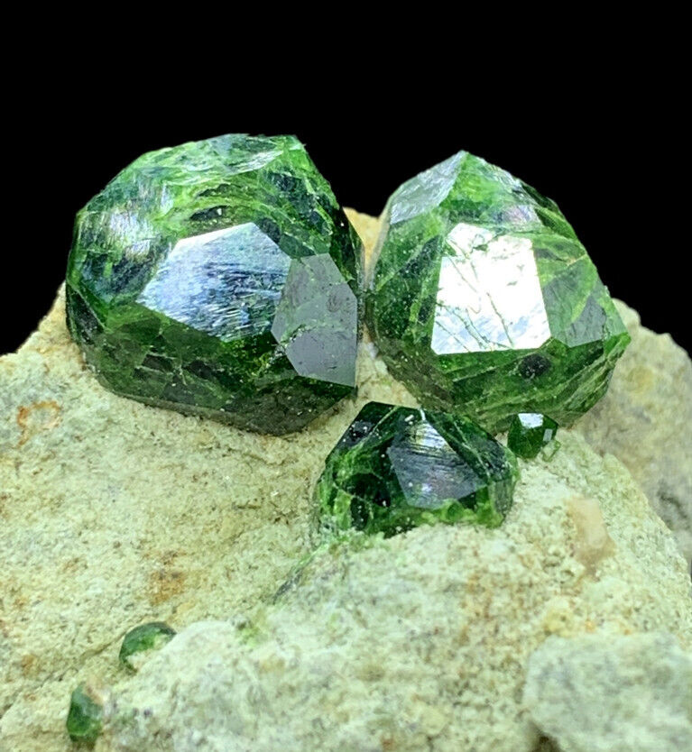 Pakistan garnet crystal specimen
Collector mineral from Belqeys Mountain
Green garnet cluster with excellent luster