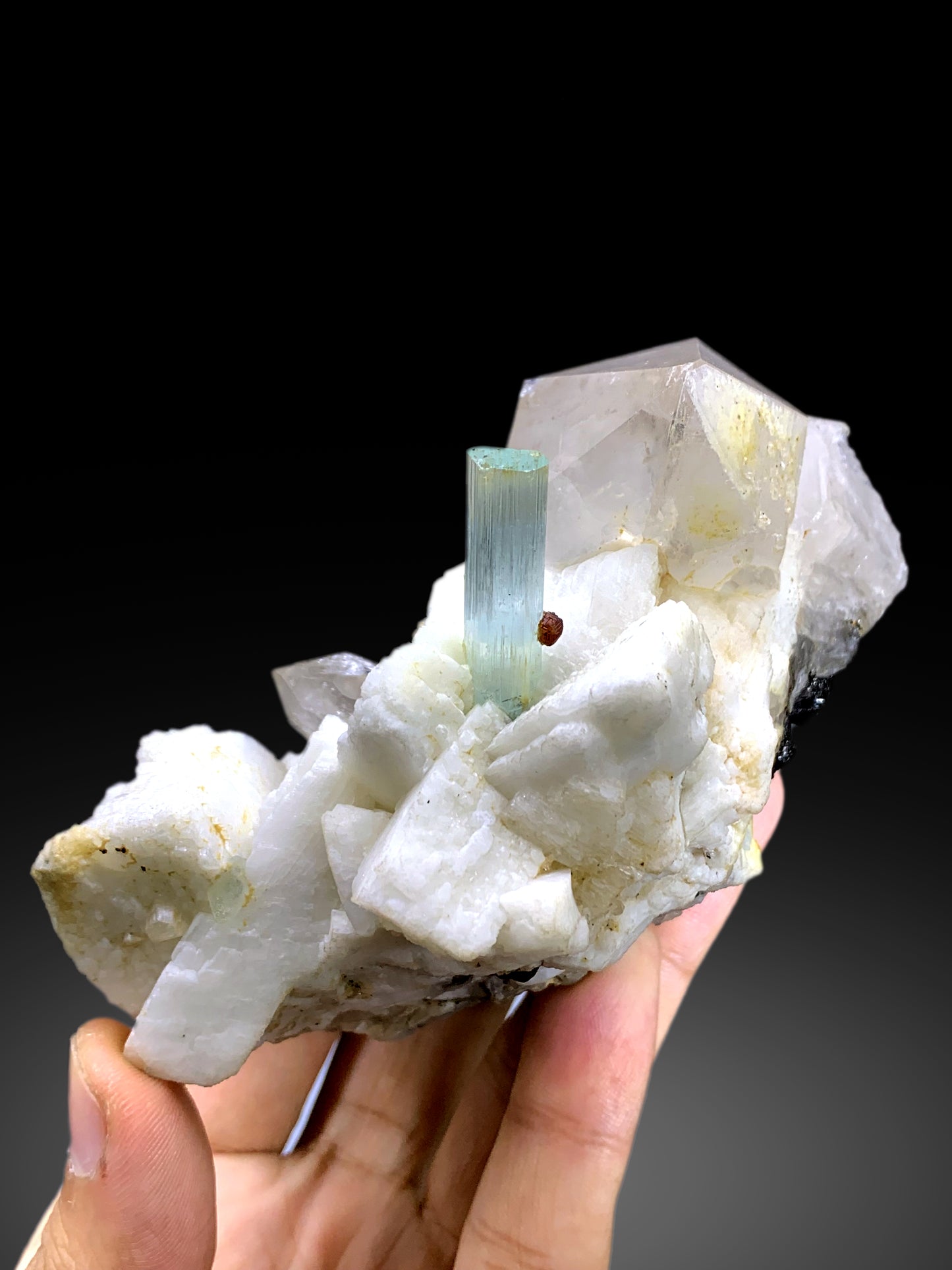 Aquamarine with Garnet, Quartz and Feldspar from Pakistan - 417 gram