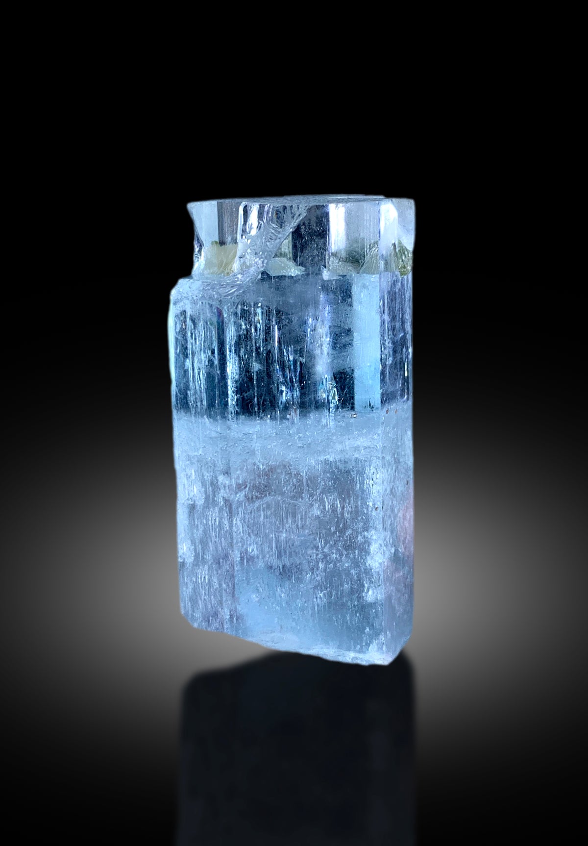 Aquamarine crystal seen from its base
Gentle blue color in a raw Pakistani aquamarine
Transparent aquamarine, full length, no damage