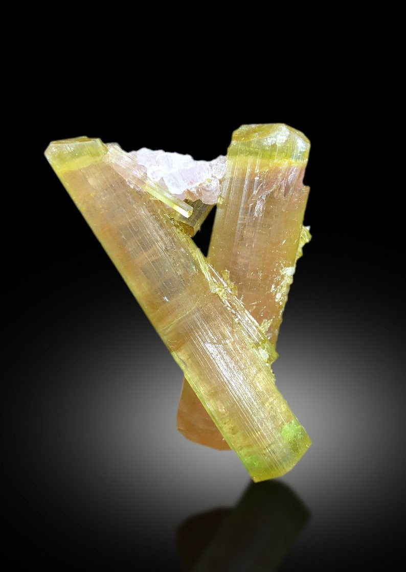 Twinned DT watermelon tourmaline side profile 46x30x17mm
Watermelon tourmaline excellent luster vitreous surface detail