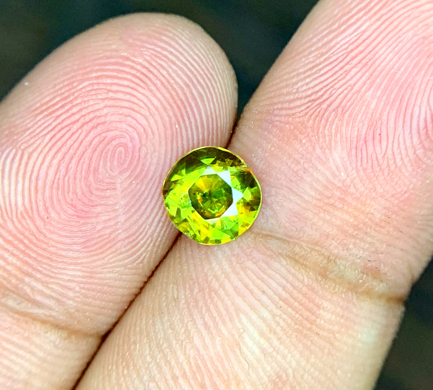 0.80 carat sphene natural loose stone face up
Full fire sphene diamond-exceeding dispersion close-up