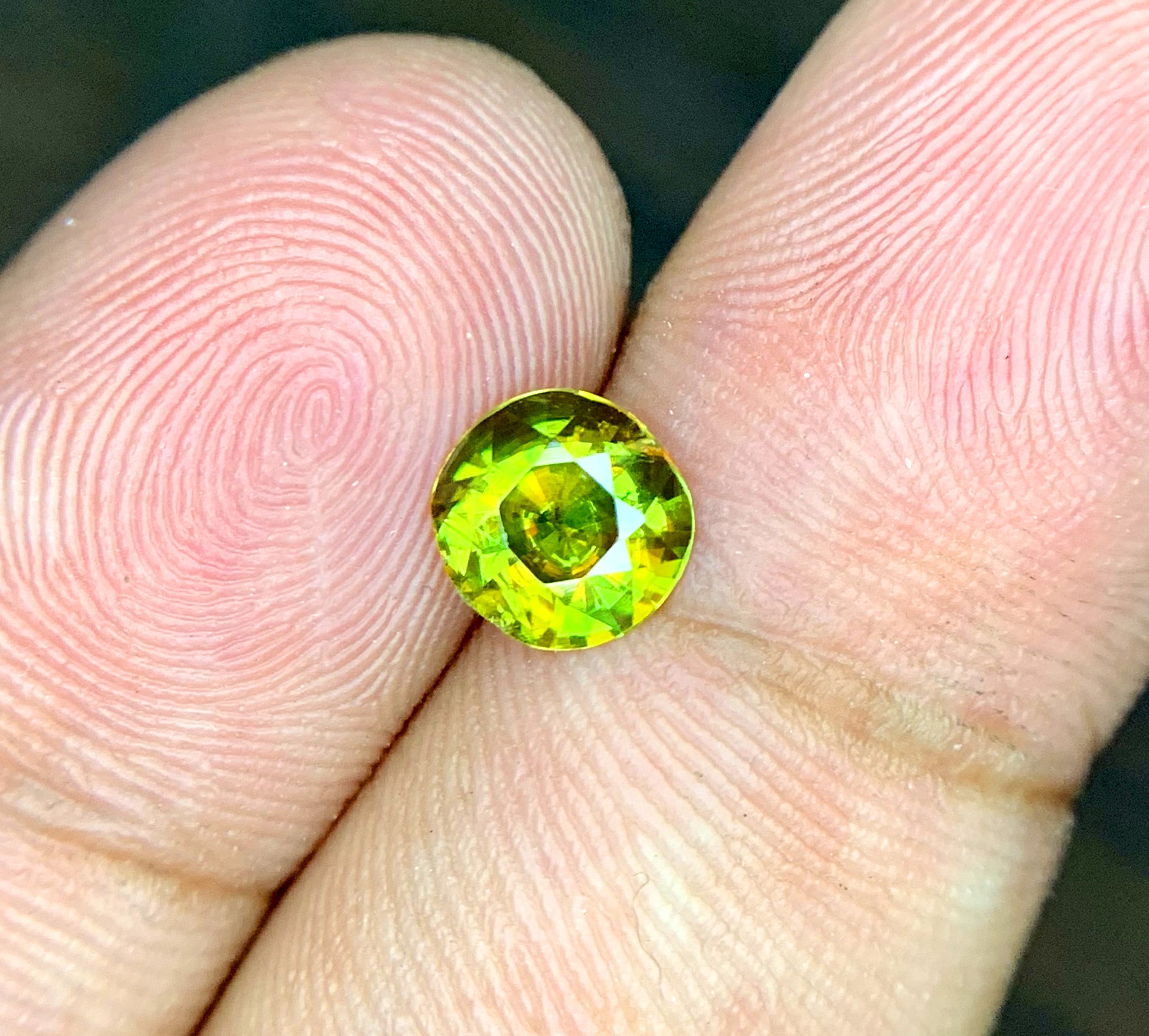 0.80 carat sphene natural loose stone face up
Full fire sphene diamond-exceeding dispersion close-up