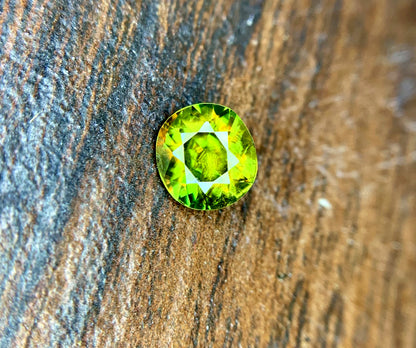 Natural round cut sphene titanite loose gemstone Pakistan
0.95 carat full fire sphene round brilliant cut