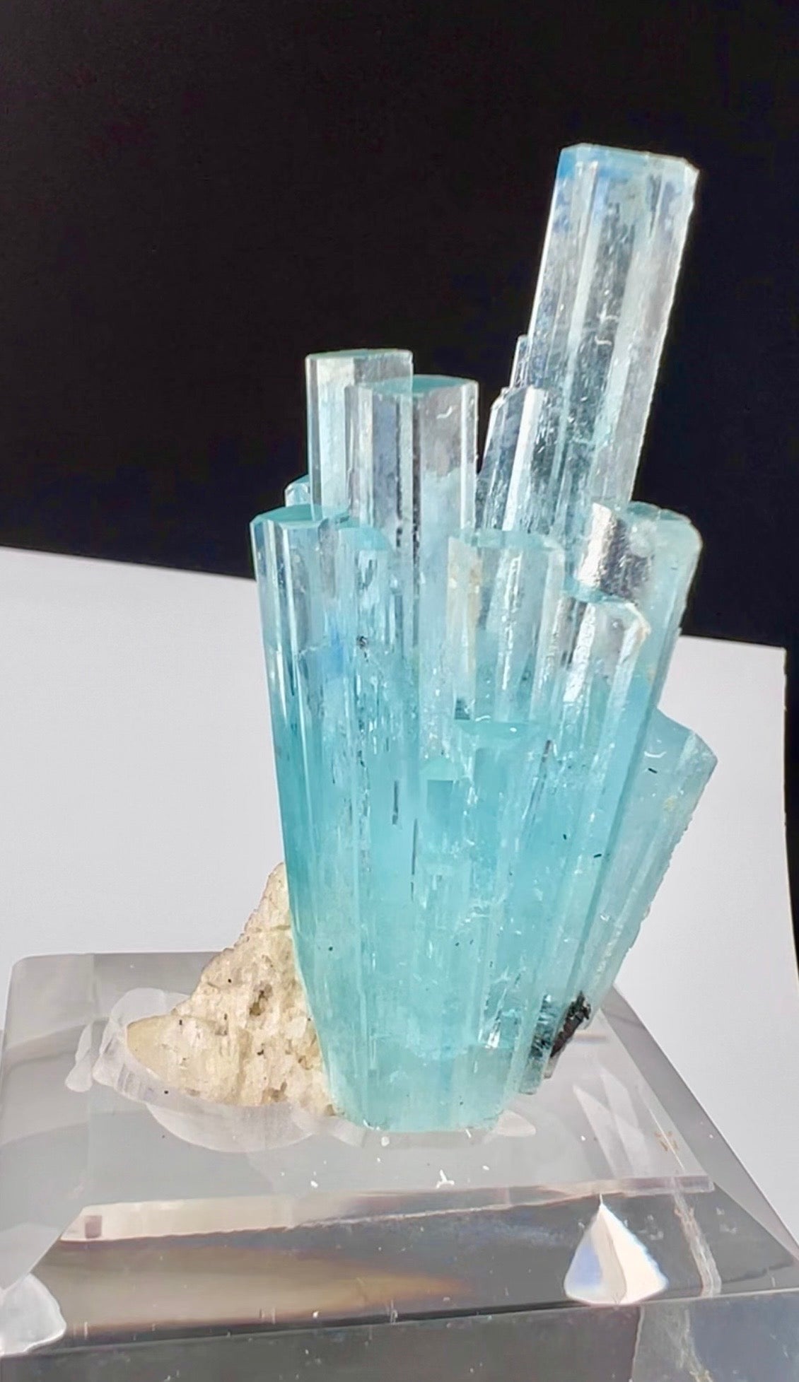 Aquamarine Spray with Albite from Pakistan, 69 gran
