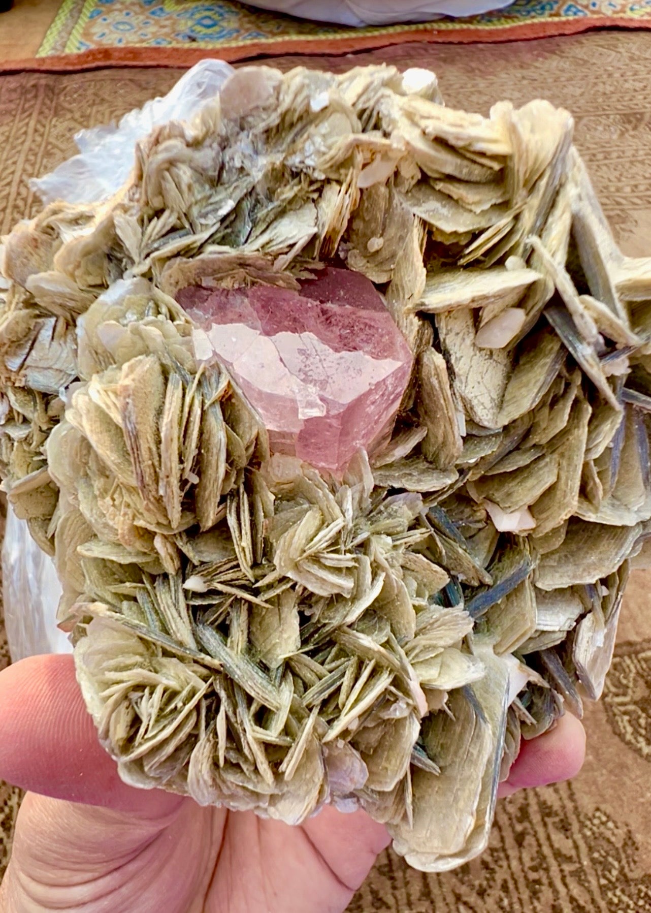 Pink Apatite crystal on mica, Apatite specimen from Pakistan, 489 gram