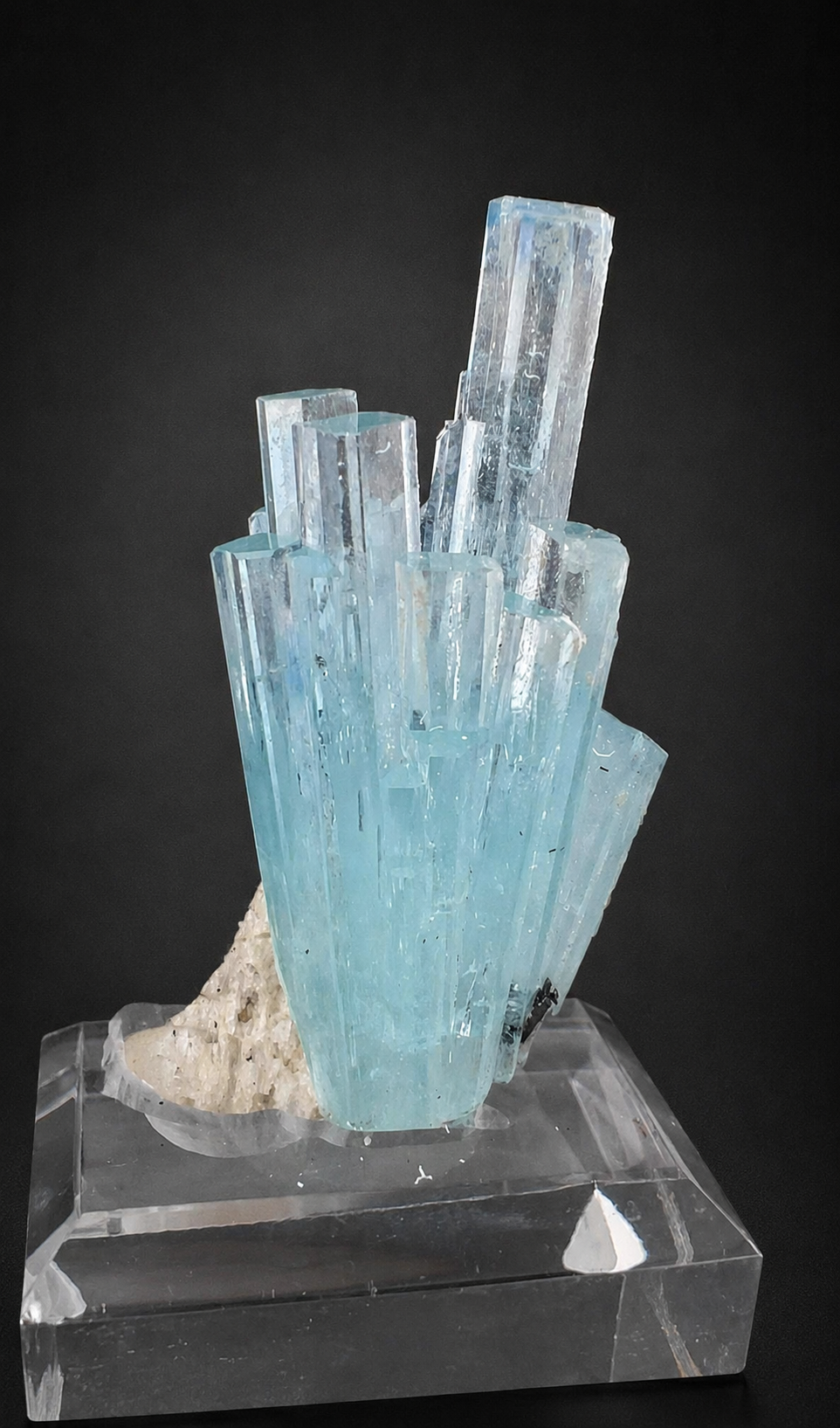 Aquamarine Spray with Albite from Pakistan, 69 gran