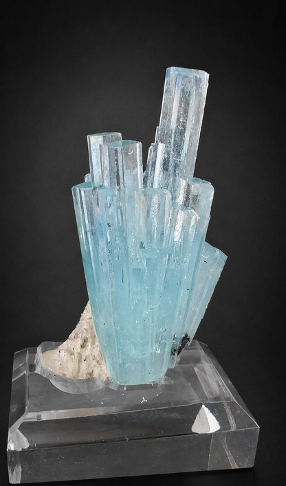 Aquamarine Spray with Albite from Pakistan, 69 gran