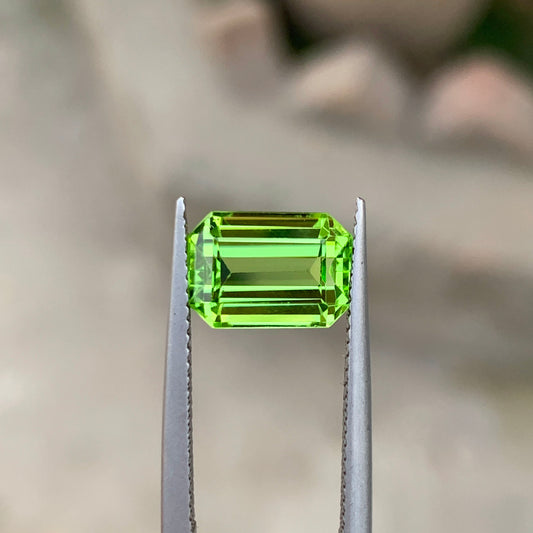 Natural apple green peridot loose gemstone IF clarity emerald cut
3.60 carat peridot Mansehra Pakistan face up