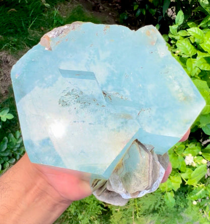 Aquamarine crystal with Muscovite Mica from Pakistan, 1433 gram