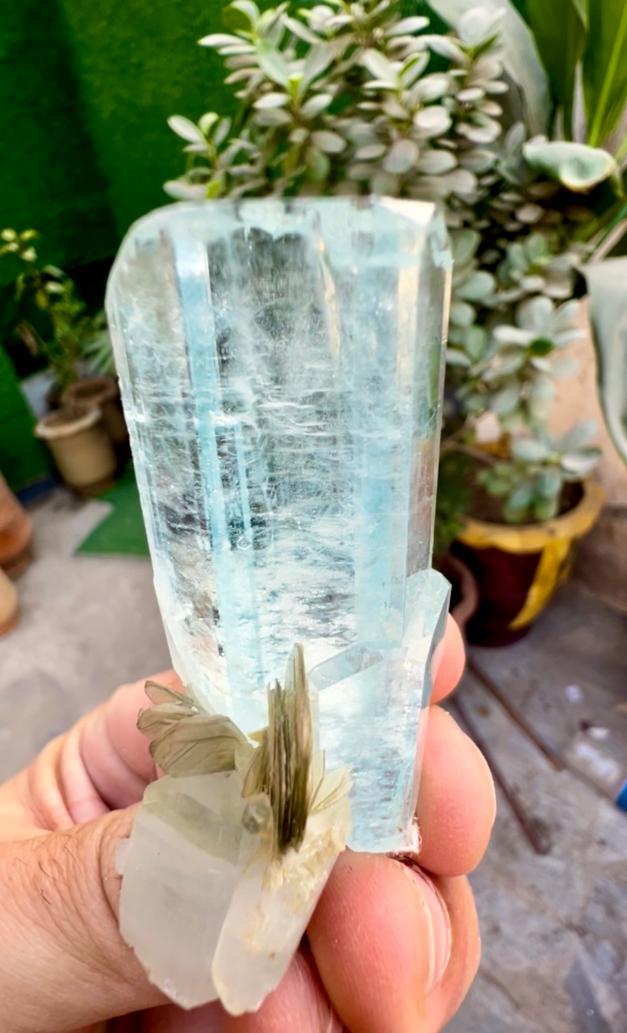 Aquamarine crystal with mica from Pakistan, 49 gram