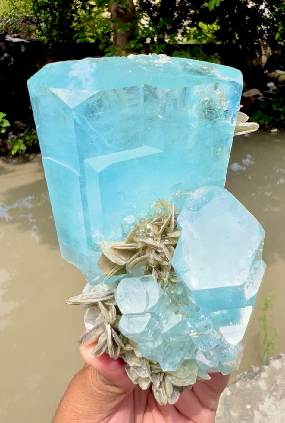 Aquamarine with Muscovite from Pakistan, 738 gram