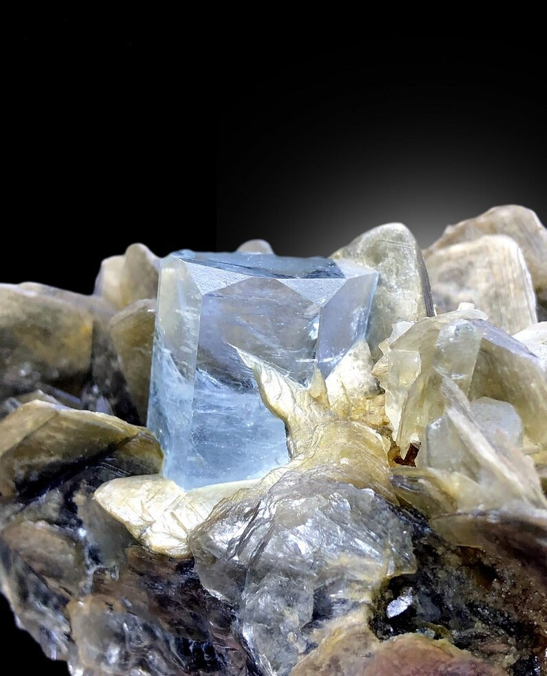 Natural Blue Color Aquamarine Crystals with Fluorite and Muscovite Mica, Aquamarine Specimen, Raw Mineral, Mineral Specimen - 708 gram