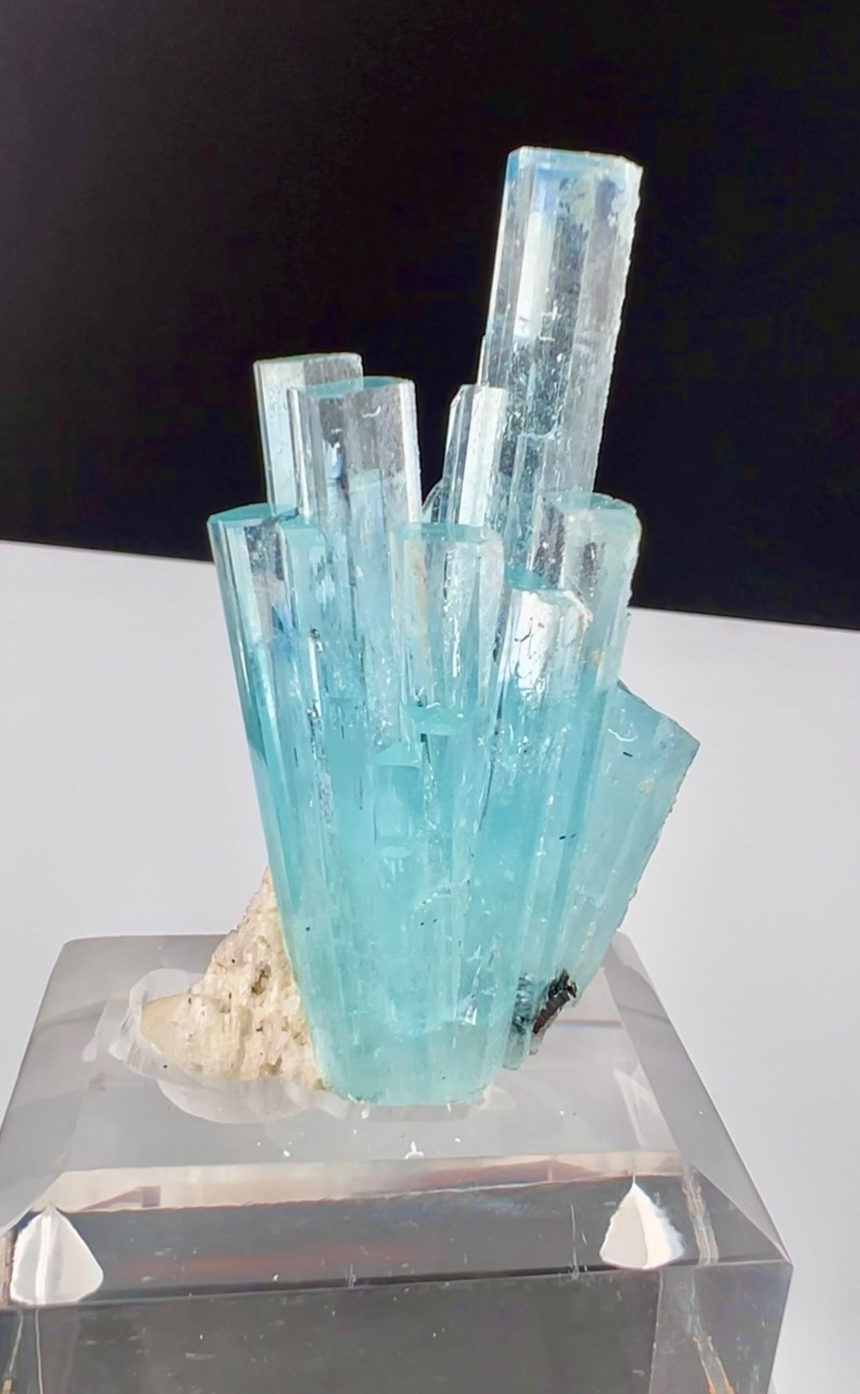 Aquamarine Spray with Albite from Pakistan, 69 gran