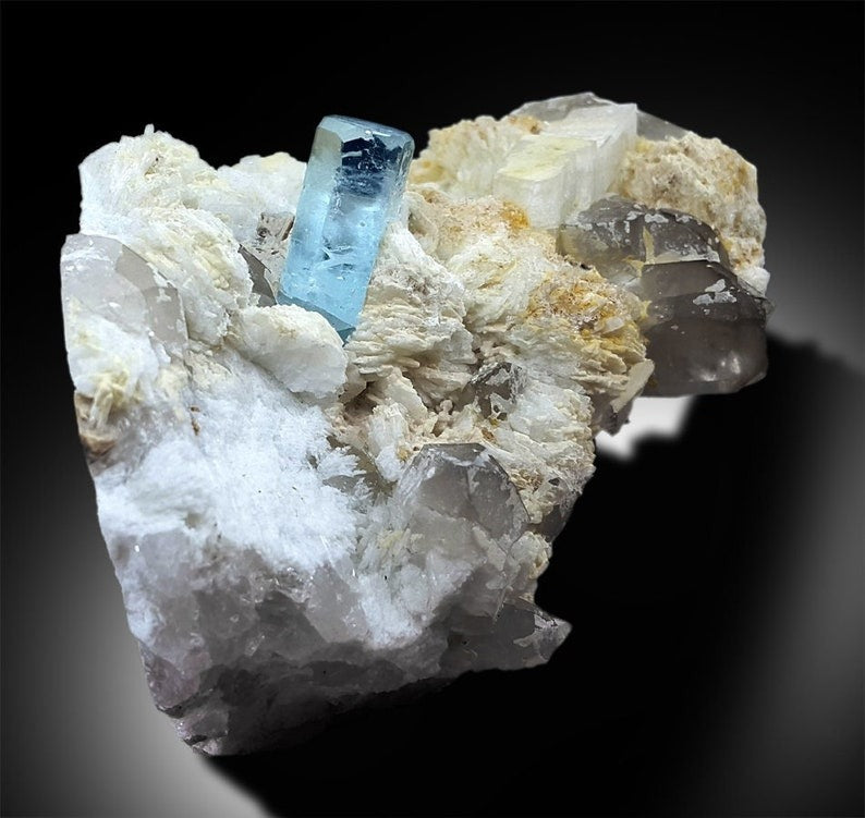 Natural Aquamarine Crystal with Quartz and Albite from Shigar Pakistan - 329 g , 109*70*50 mm