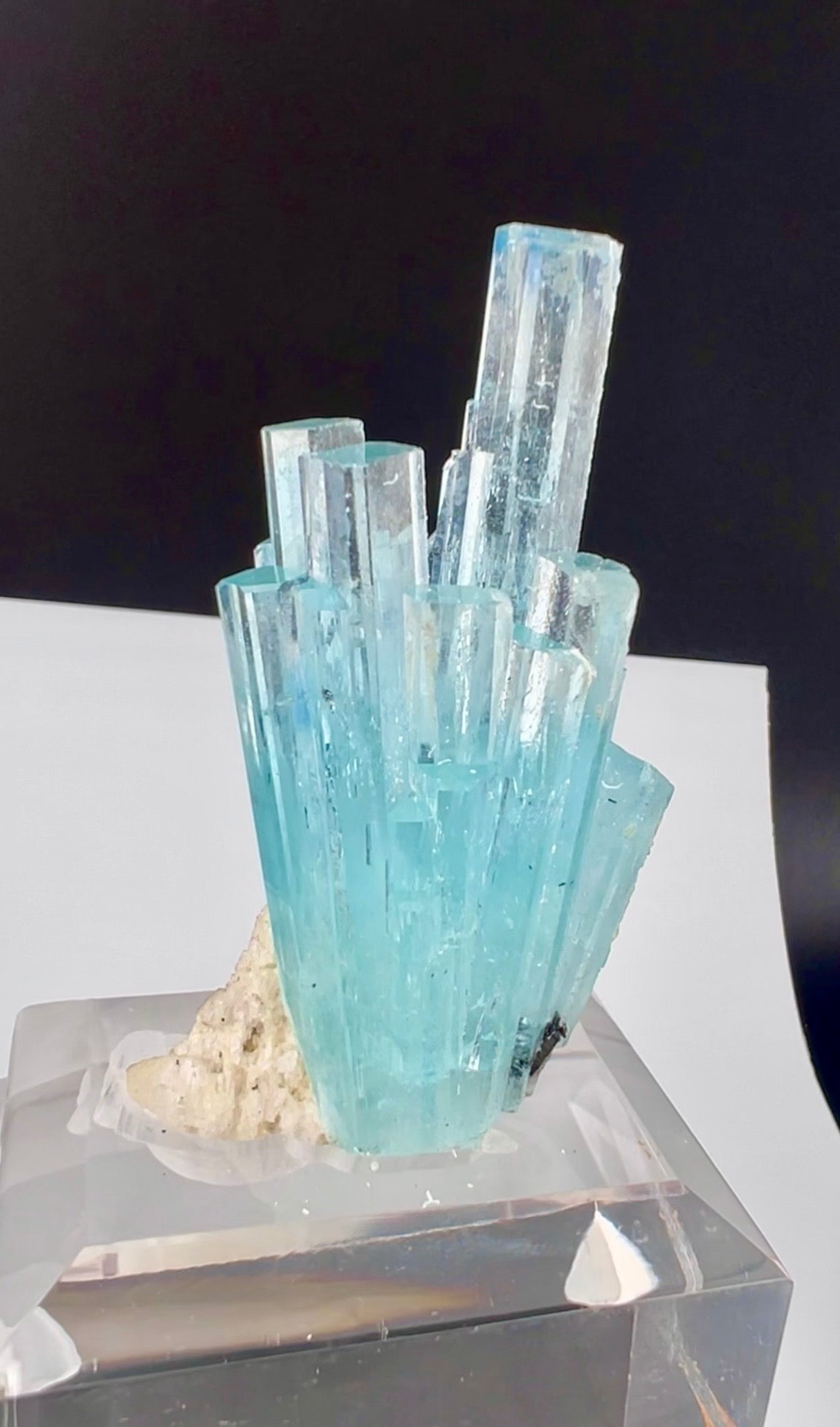 Aquamarine Spray with Albite from Pakistan, 69 gran