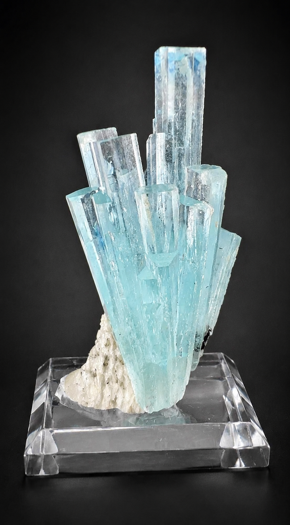 Aquamarine Spray with Albite from Pakistan, 69 gran