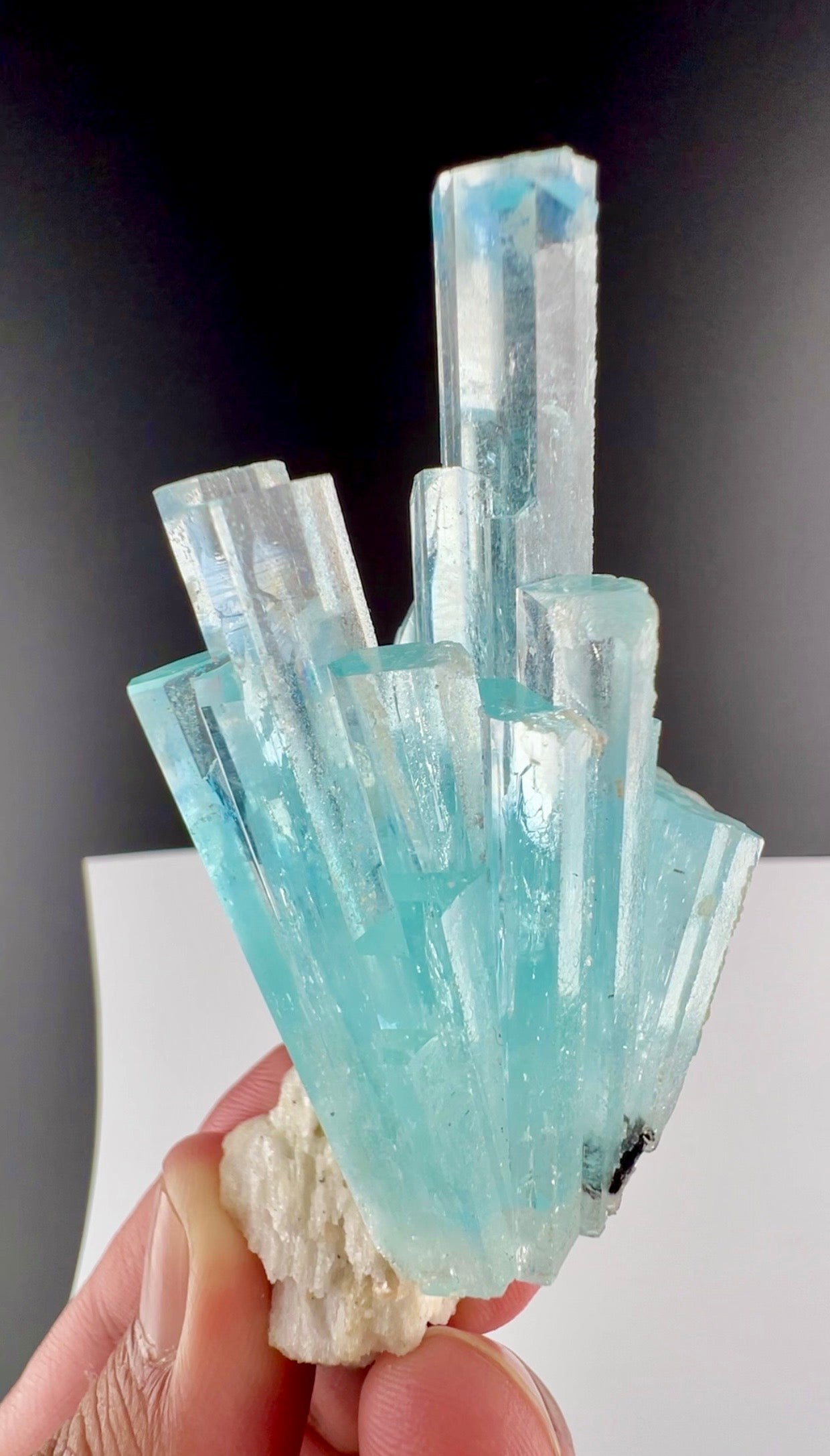 Aquamarine Spray with Albite from Pakistan, 69 gran