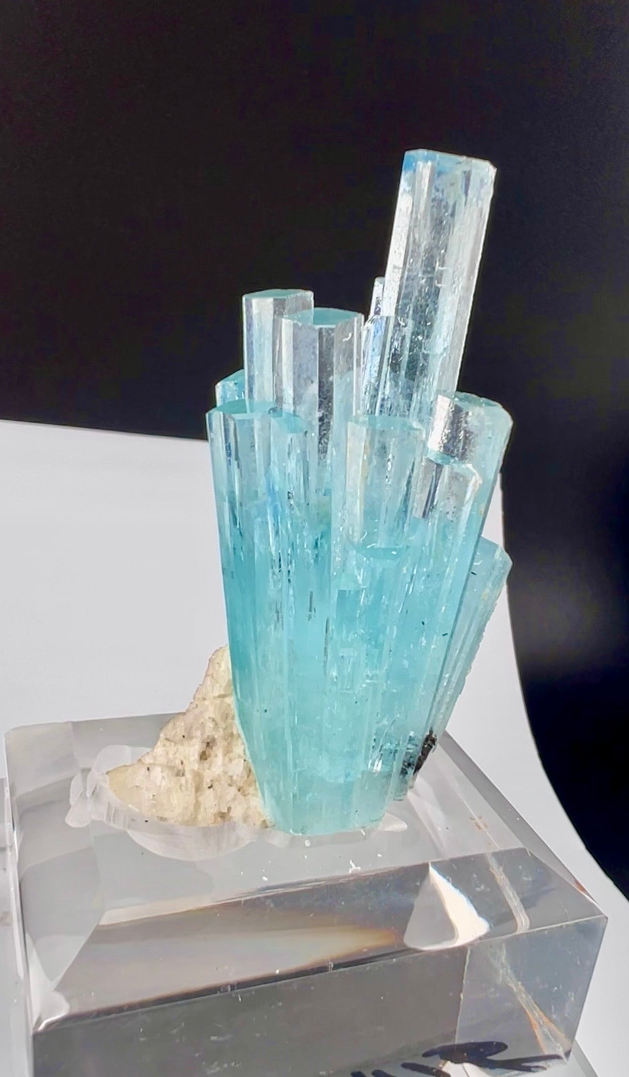 Aquamarine Spray with Albite from Pakistan, 69 gran