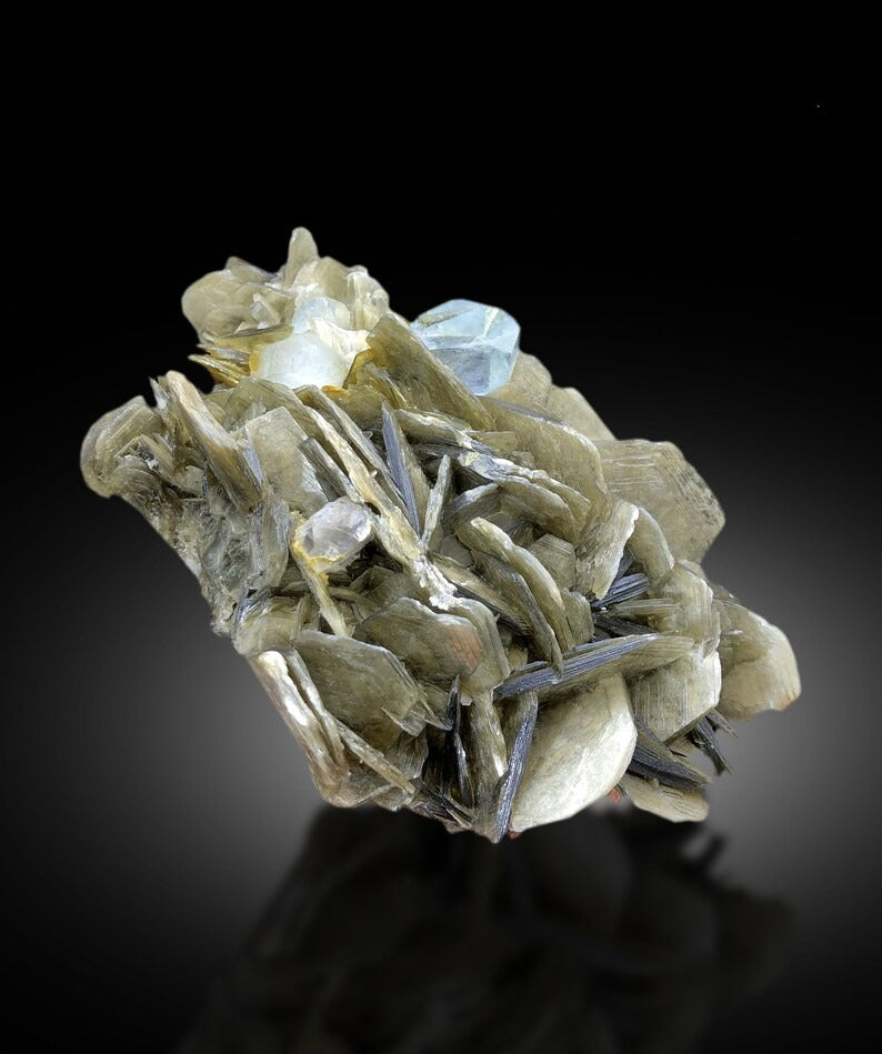 Natural Blue Color Aquamarine Crystals with Fluorite and Muscovite Mica, Aquamarine Specimen, Raw Mineral, Mineral Specimen - 708 gram