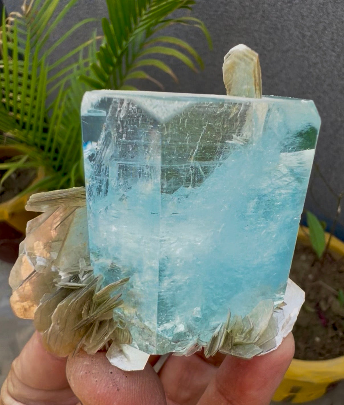 Aquamarine crystal with Mica from Pakistan, 114 gram