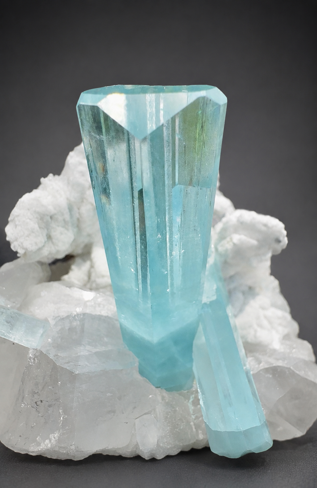 Museum Grade Aquamarine specimen with Quartz and Feldspar from Pakistan, 1696 gram