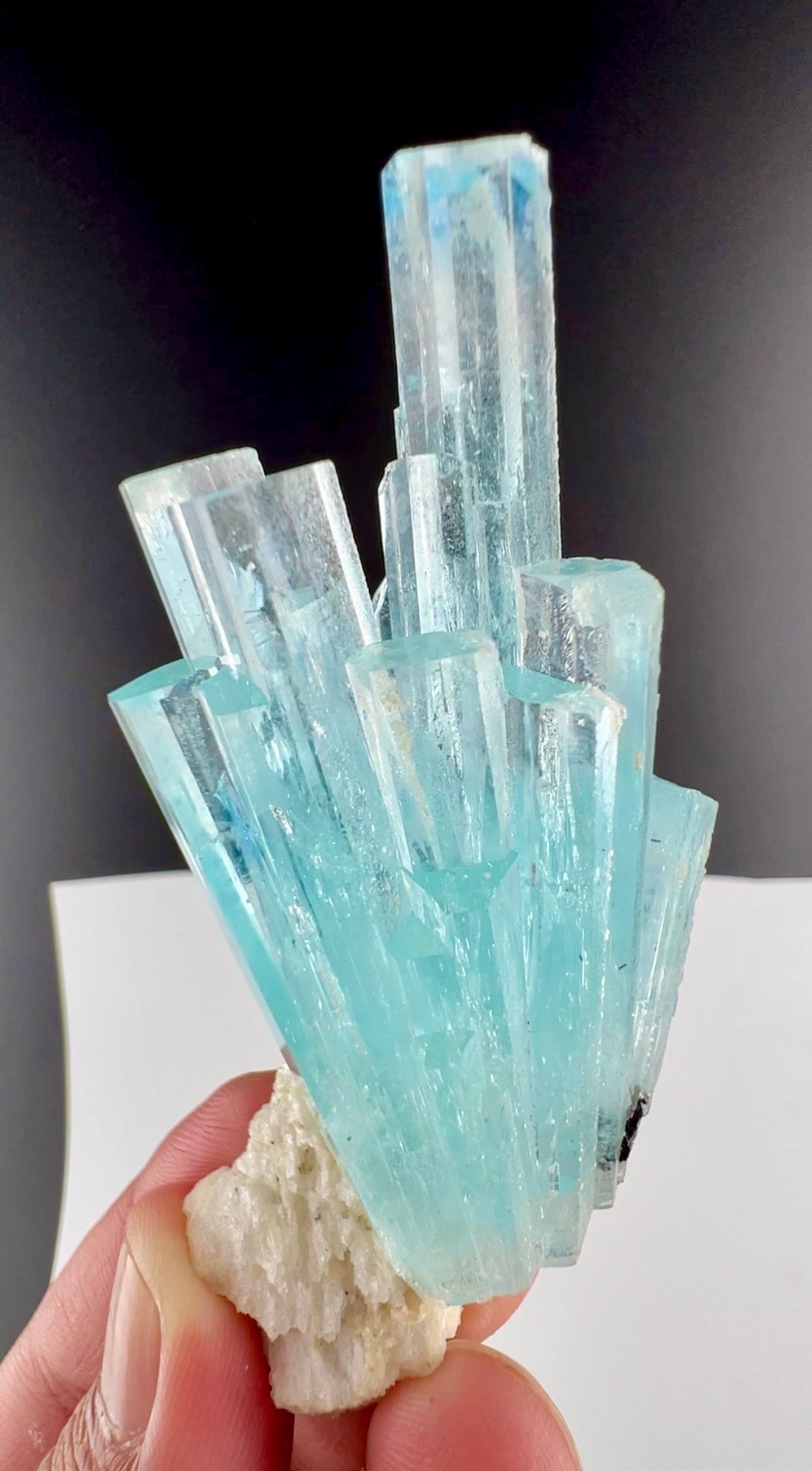 Aquamarine Spray with Albite from Pakistan, 69 gran