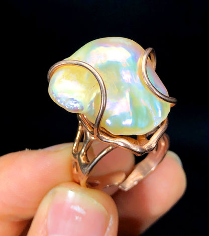 Handmade baroque pearl ring sterling silver 925 Italy
Adjustable baroque pearl ring gold band close-up