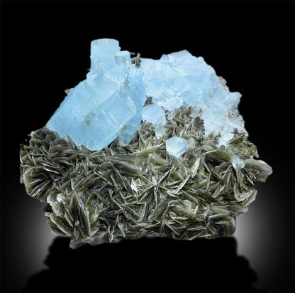 Natural aquamarine specimen from Gilgit-Baltistan
Aquamarine crystal cluster showing gem clarity