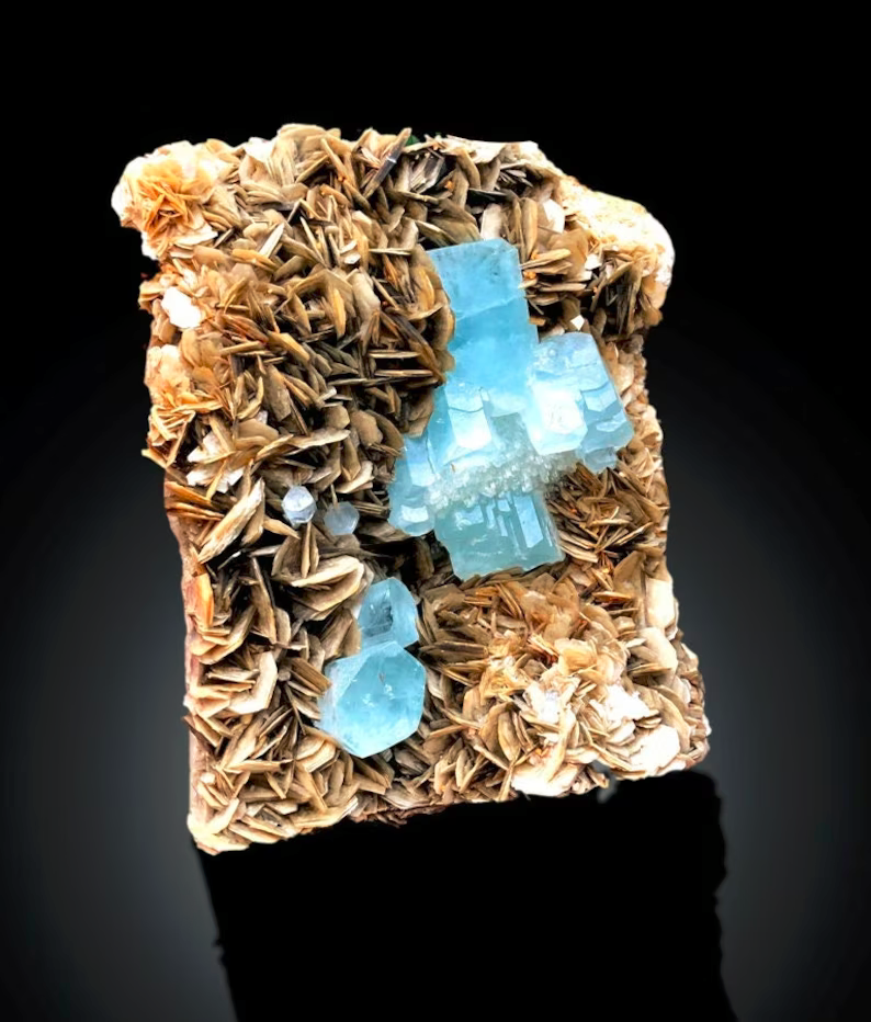 7.5kg aquamarine mineral specimen for sale
Natural untreated aquamarine cluster from Gilgit-Baltistan