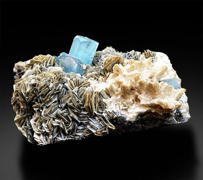 Aquamarine crystal showing excellent luster
Pakistan aquamarine specimen with muscovite mica