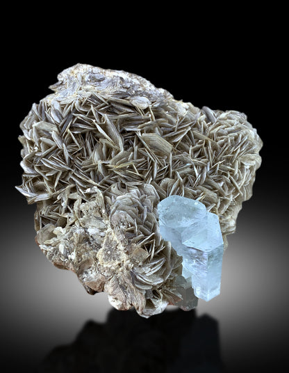 Premium aquamarine display specimen from Gilgit-Baltistan
Aquamarine crystal specimen with natural blue color and transparency