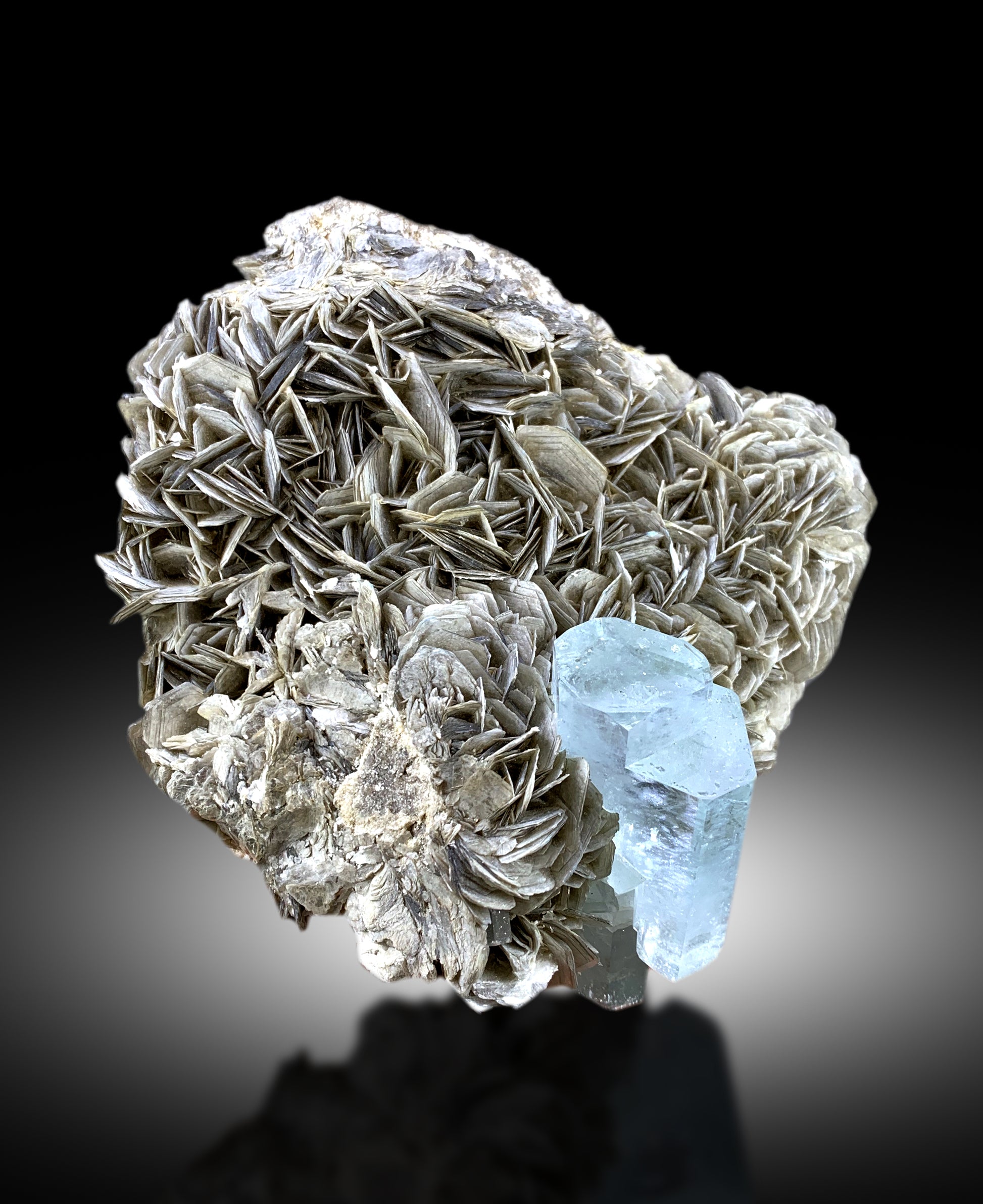 Natural untreated aquamarine crystal display specimen
Aquamarine crystal with sparkling 