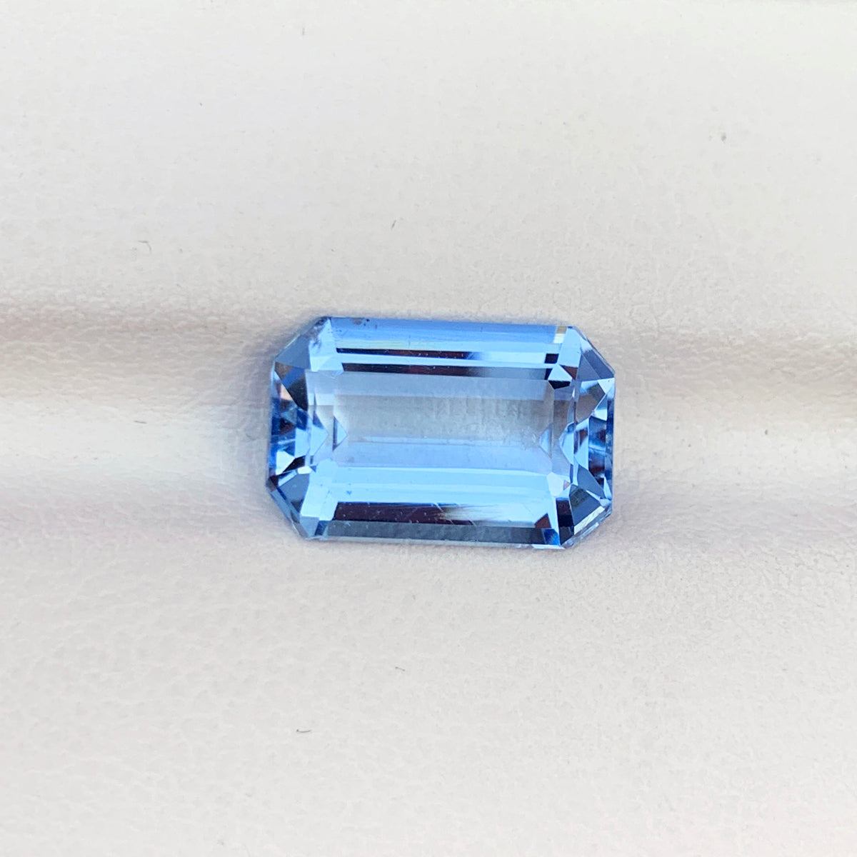 Aquamarine gemstone facets showing IF clarity
Brazilian aquamarine gemstone under natural light