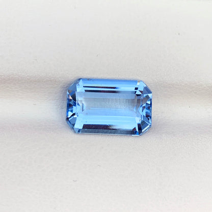 Aquamarine gemstone facets showing IF clarity
Brazilian aquamarine gemstone under natural light