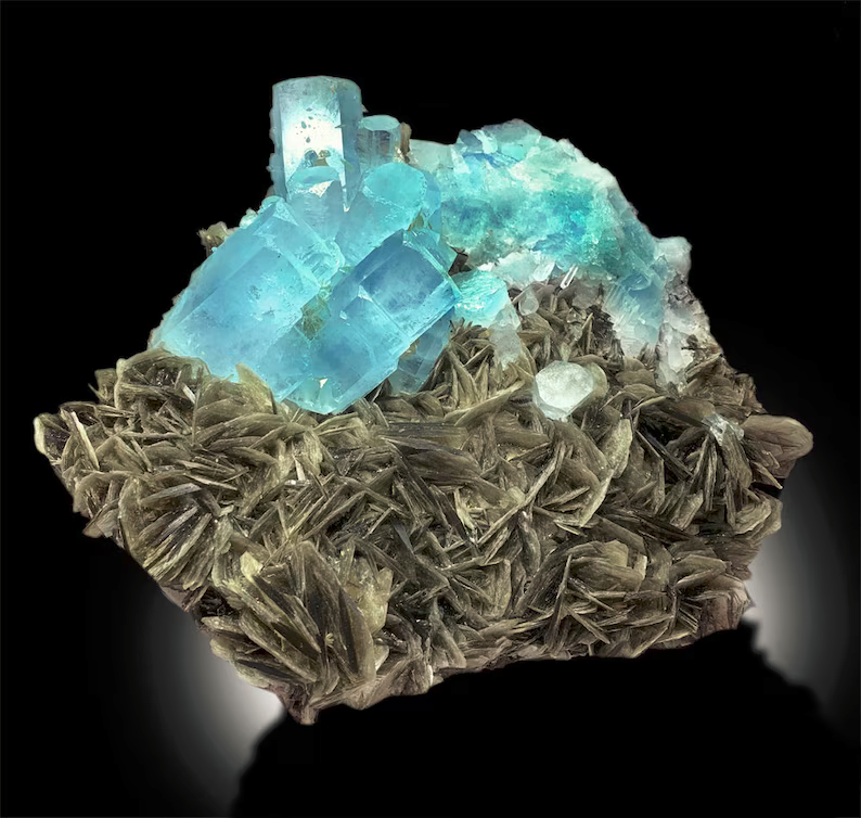 Large blue aquamarine specimen with mica
Aquamarine specimen size comparison 254x211x93mm
Aquamarine cluster video still showing repaired crystal