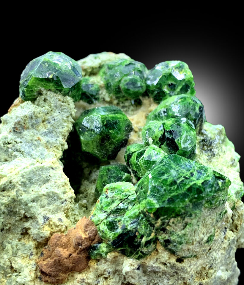 Belqeys Mountain green garnet crystal cluster
Natural garnet crystal formation specimen