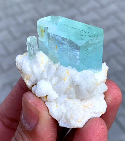 Blue aquamarine on white albite matrix color contrast