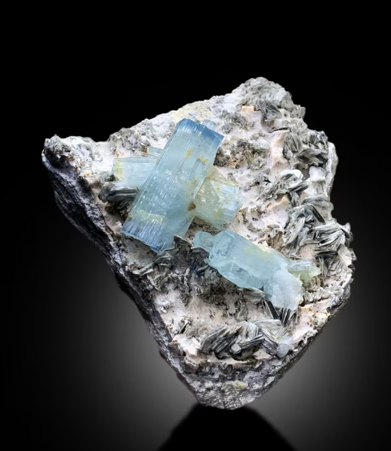 Blue cap aquamarine showing intense blue termination color
992 gram aquamarine cluster with muscovite mica