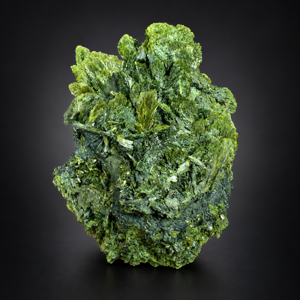 Tree Green Epidot Crystal From Pakistan - 744 Grams