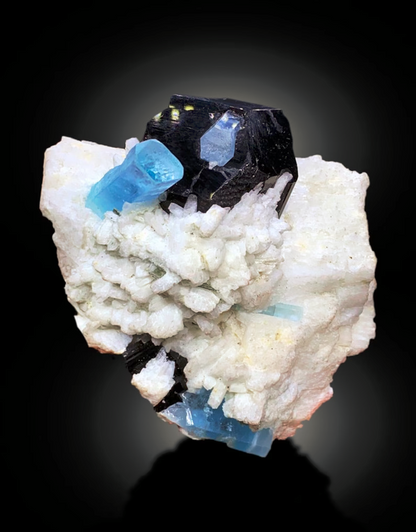 Collector grade aquamarine specimen from Afghanistan
Aquamarine crystal lighting and transparency detail