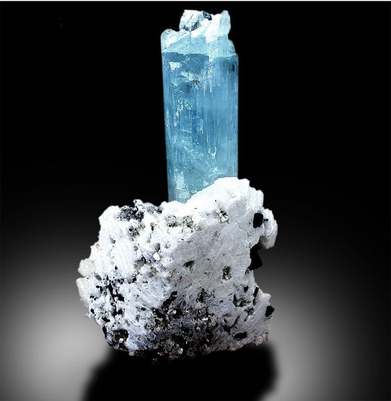 Collector grade aquamarine specimen from Pakistan
Aquamarine crystal lighting and transparency detail