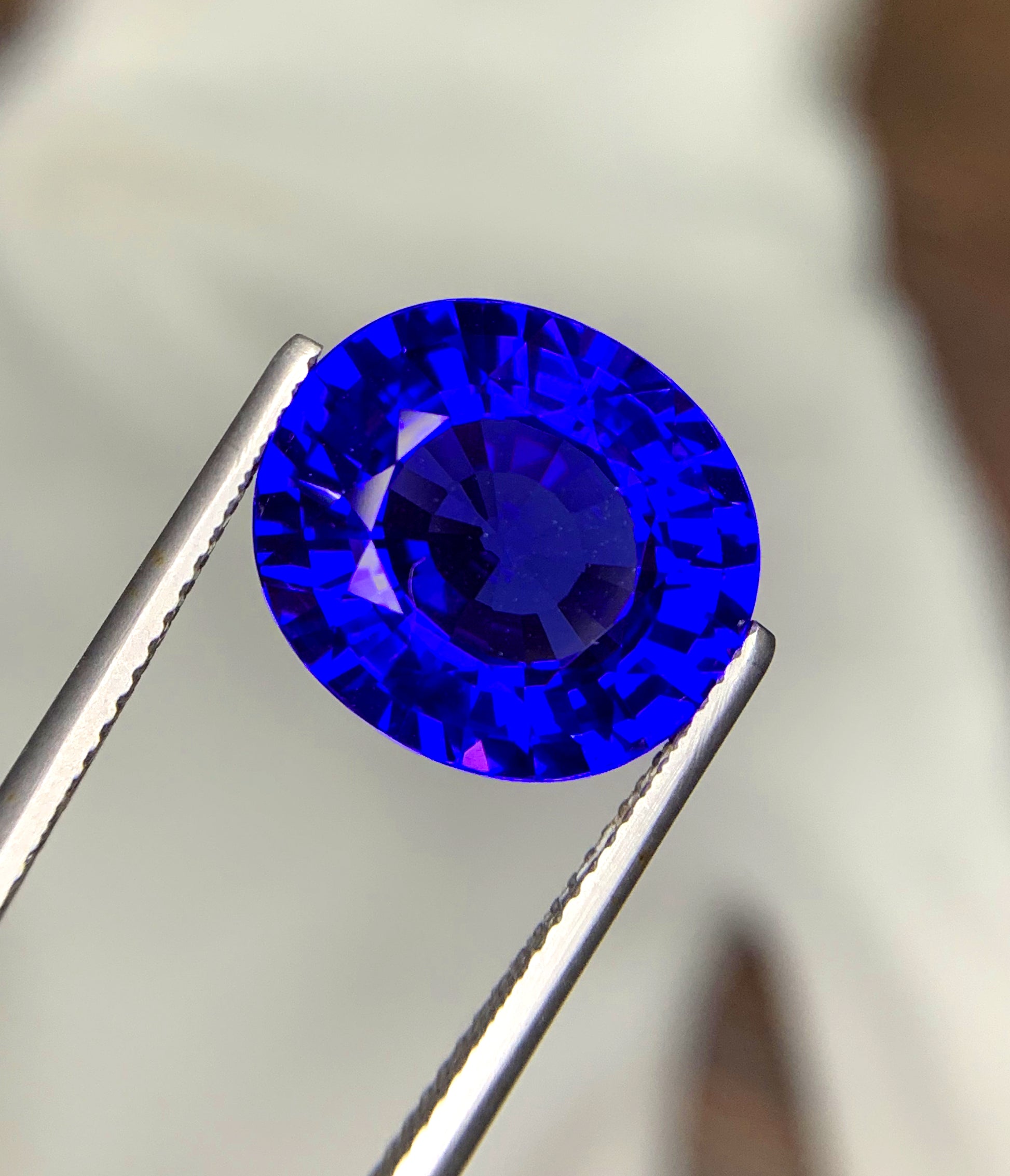 Tanzanite gemstone lighting and pleochroism detail
Oval cut tanzanite stone table facet view
AAA+ tanzanite gemstone full profile view
10.61 carat tanzanite gemstone complete profile