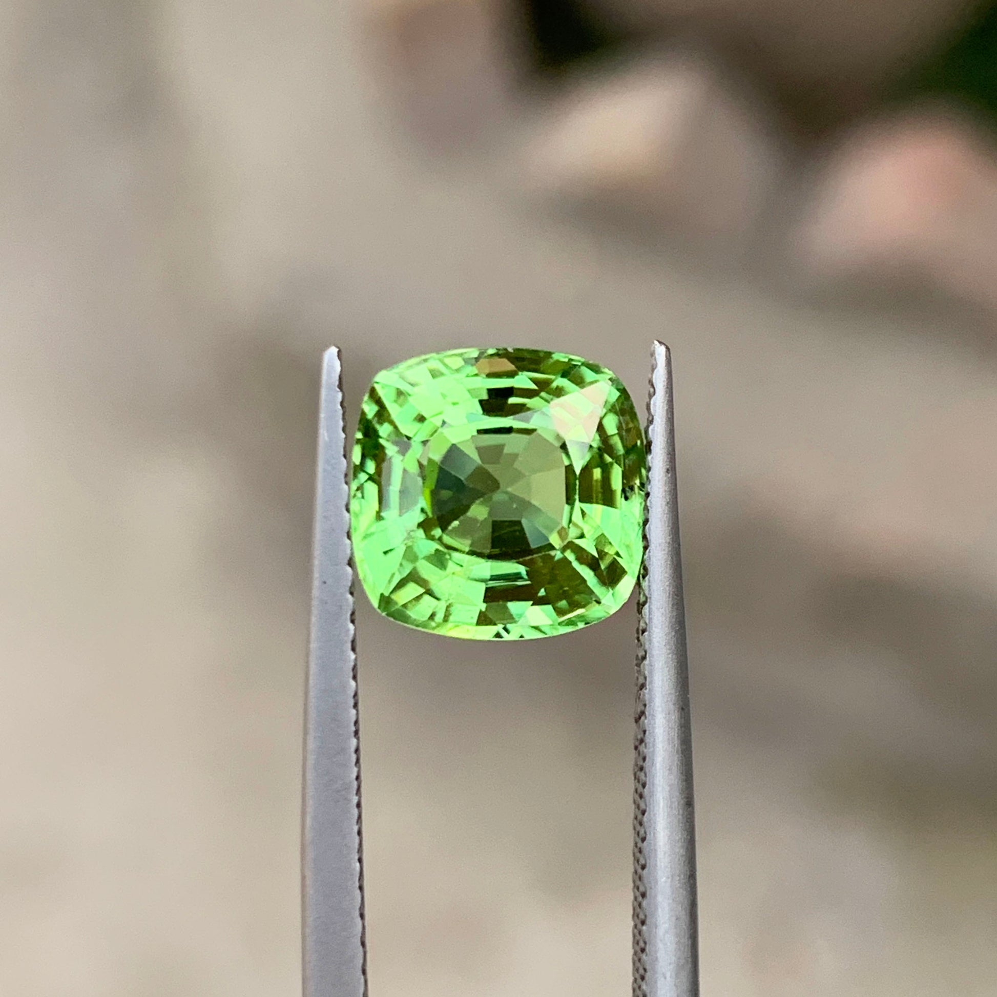 Cushion cut peridot stone side profile view
Top view of 4.10 carat peridot gemstone