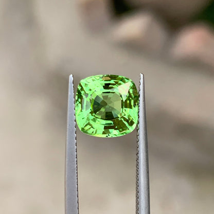 Cushion cut peridot stone side profile view
Top view of 4.10 carat peridot gemstone