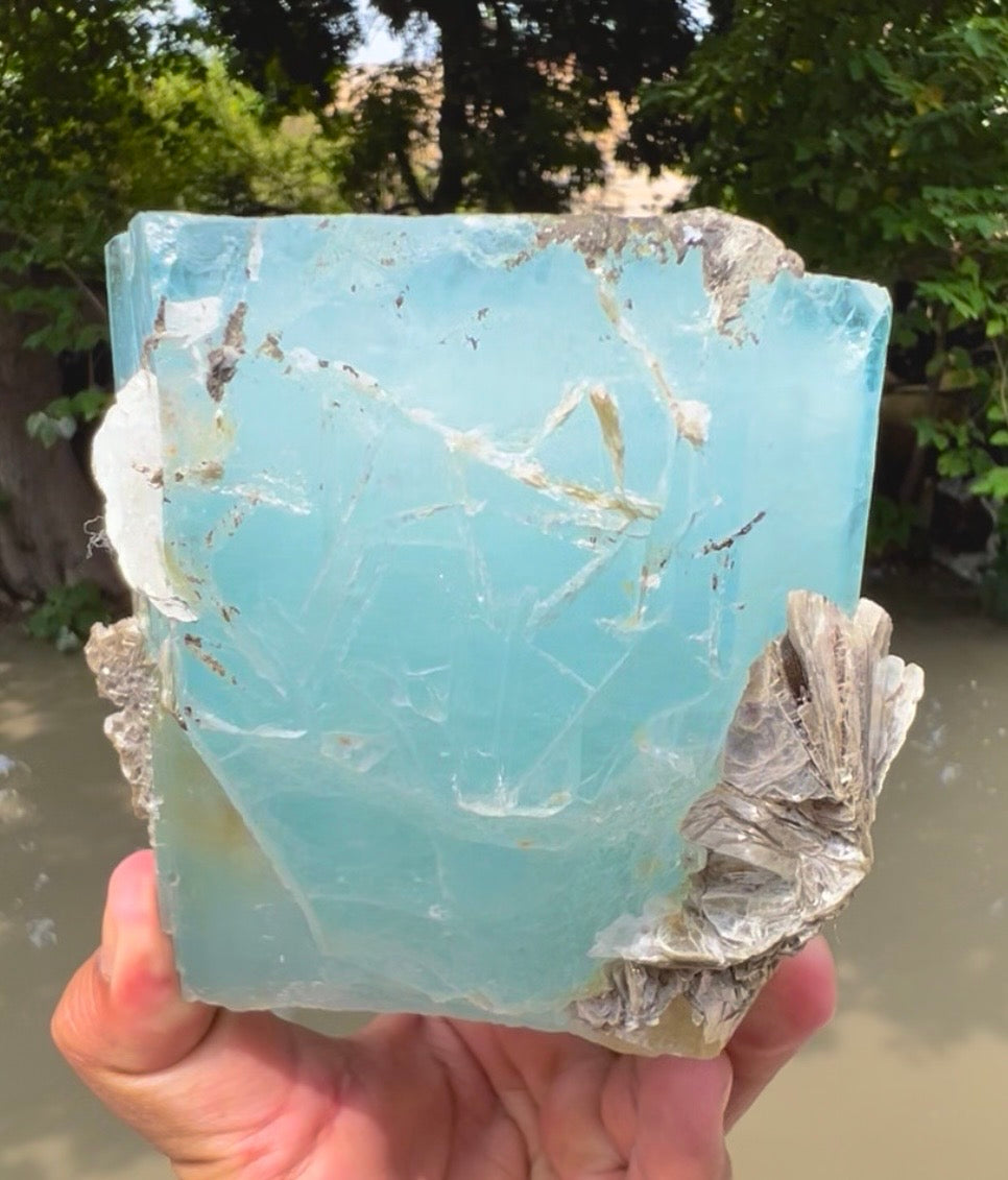Aquamarine crystal with Muscovite Mica from Pakistan, 1433 gram