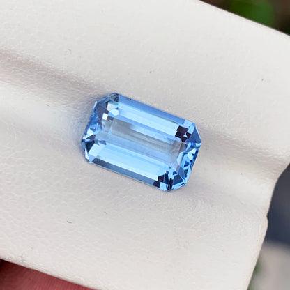Emerald cut faceted crown detail on aquamarine
Full profile of aqua blue aquamarine loose stone