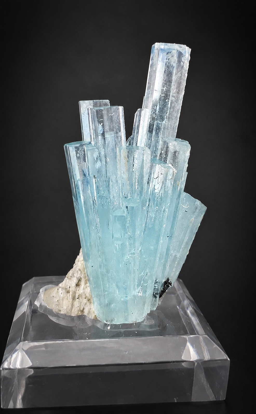 Aquamarine Spray with Albite from Pakistan, 69 gran