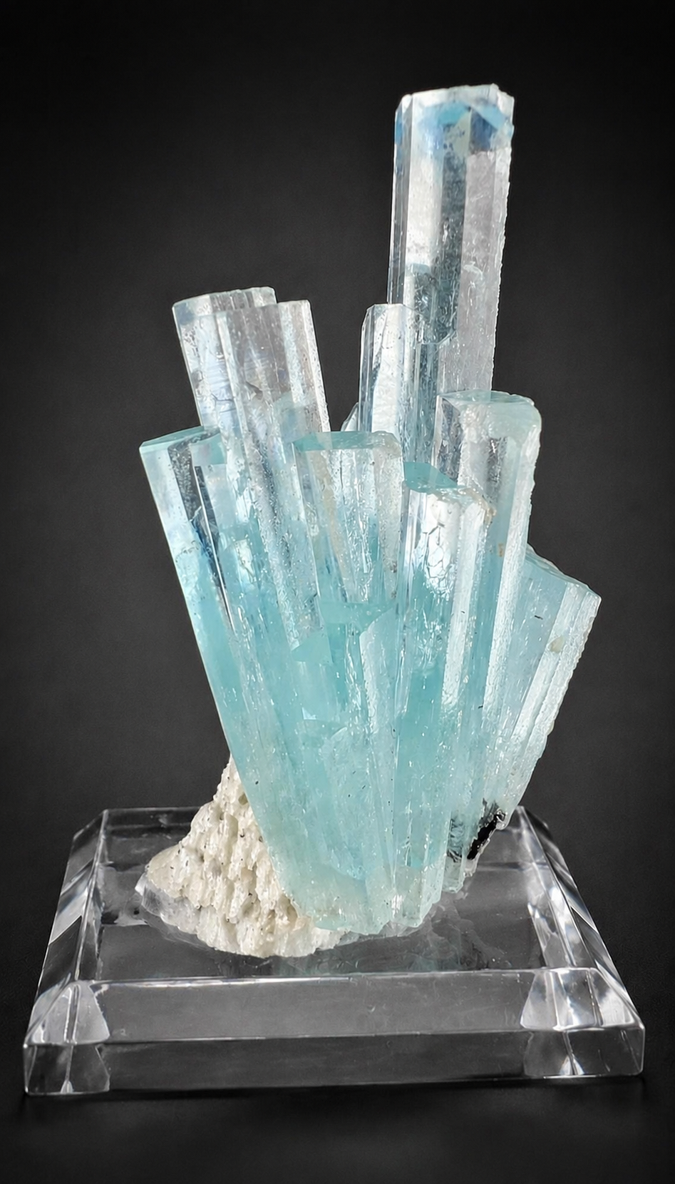 Aquamarine Spray with Albite from Pakistan, 69 gran