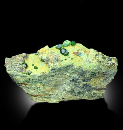 Belqeys Mountain Demantoid Garnet display specimen
Self standing green garnet mineral piece
Fine collector Demantoid Garnet specimen